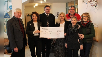 Vor kurzem übergaben Sandra Wurzer (2.v.li.), Anja Röschke (4.v.li.) und Robert Buckenmaier vom Organisationsteam der Weihnachtsfeier den Spendenscheck an die geschäftsführende Wohnbereichsleiterin Colleen Duvos, Marlene Schrimpf, die Vorsitzende der Bewohnervertretung (von links) sowie an Landrat Martin Bayerstorfer (Mitte), den Vorsitzenden der Lebenshilfe und Geschäftsführer Randolf Gänger (links).  (Foto: Christian Wanninger)