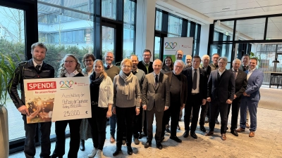 Strahlende Gesichter bei den Vertreterinnen und Vertretern der einzelnen Einrichtungen. (Foto: Sparkasse Erding-Dorfen)