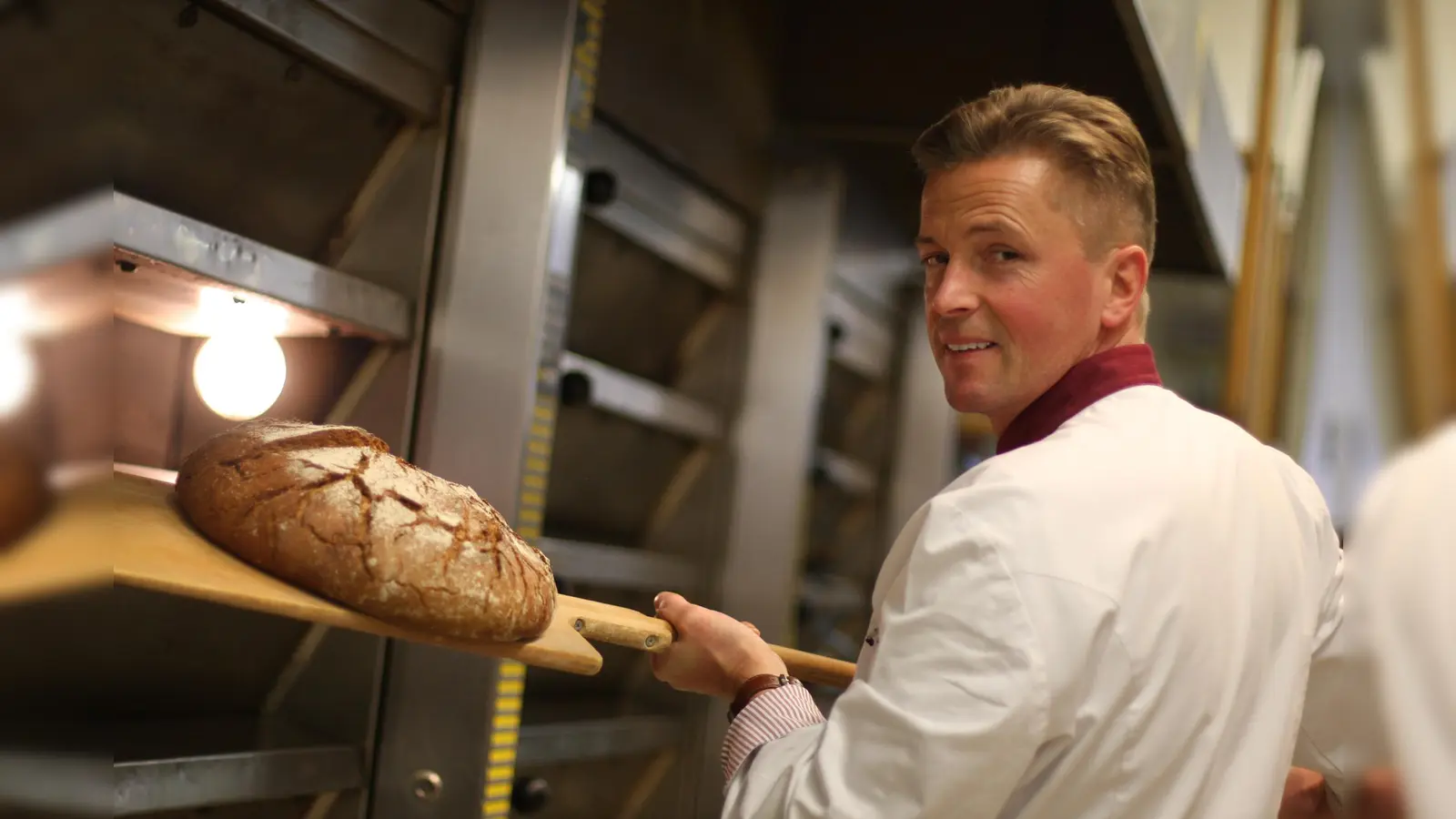 Qualität und Frische sind hier garantiert: Bäcker und Konditormeister Thomas Grundner legt großen Wert darauf, dass alle Backwaren in seinem Betrieb von Hand gemacht und in eigener Herstellung gefertigt werden. (Foto: Armin Forster )