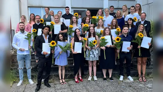 Das Team der Berufsfachschule für Pflege, Pflegedirektion und der Geschäftsführer der Kreisklinik Ebersberg, haben die Klasse 48 verabschiedet. (Foto: kk)