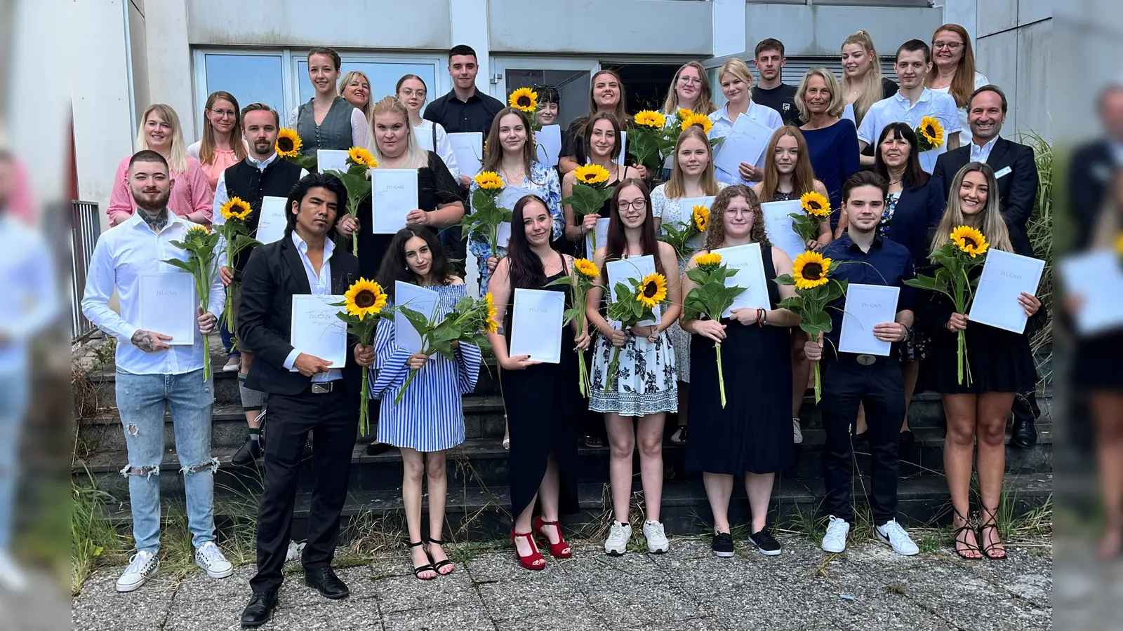 Das Team der Berufsfachschule für Pflege, Pflegedirektion und der Geschäftsführer der Kreisklinik Ebersberg, haben die Klasse 48 verabschiedet. (Foto: kk)
