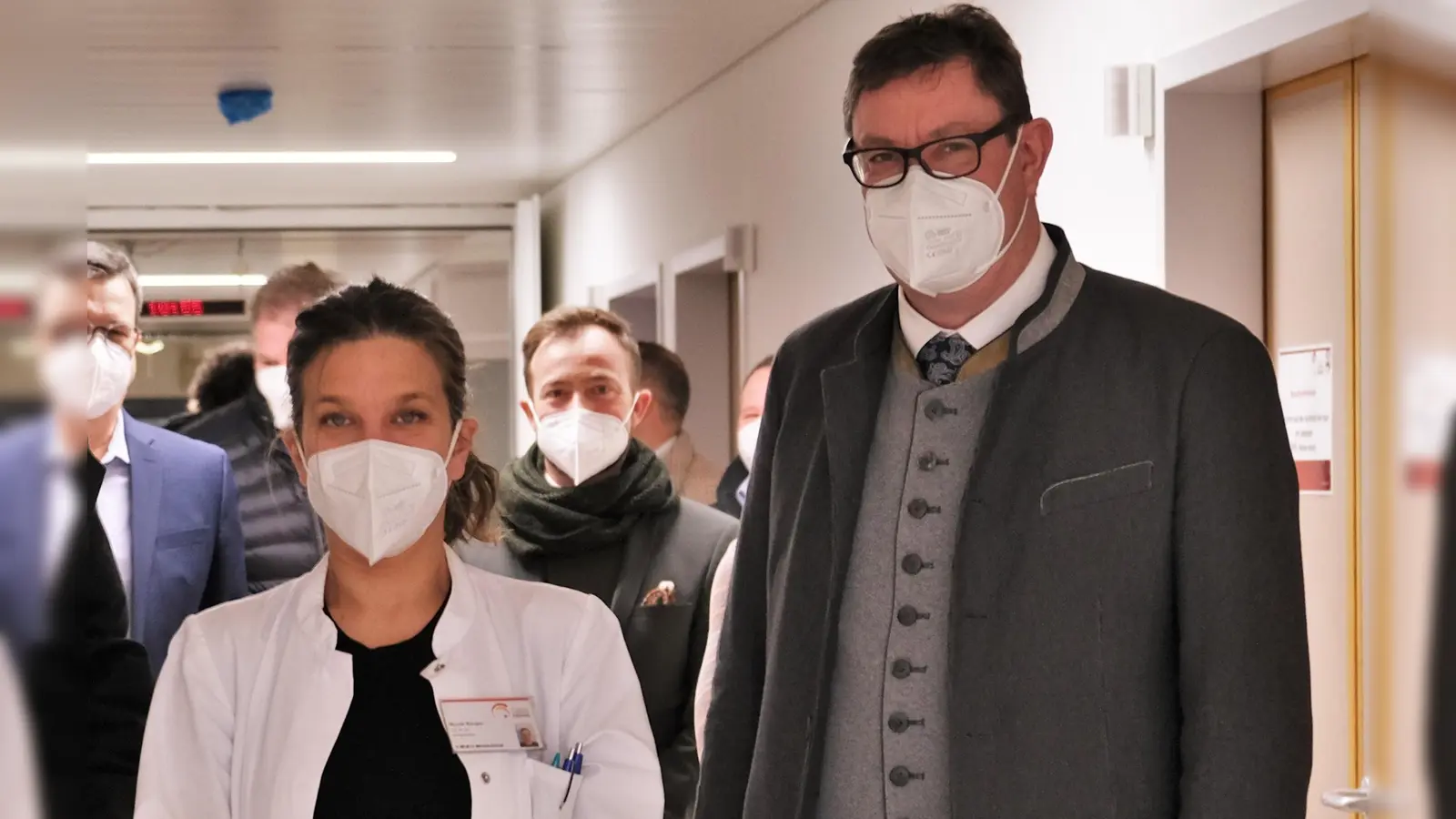 Oberärztin Nicole Reuper und Landrat Martin Bayerstorfer bei der Besichtigung der Geriatriestation (Foto: LRA)