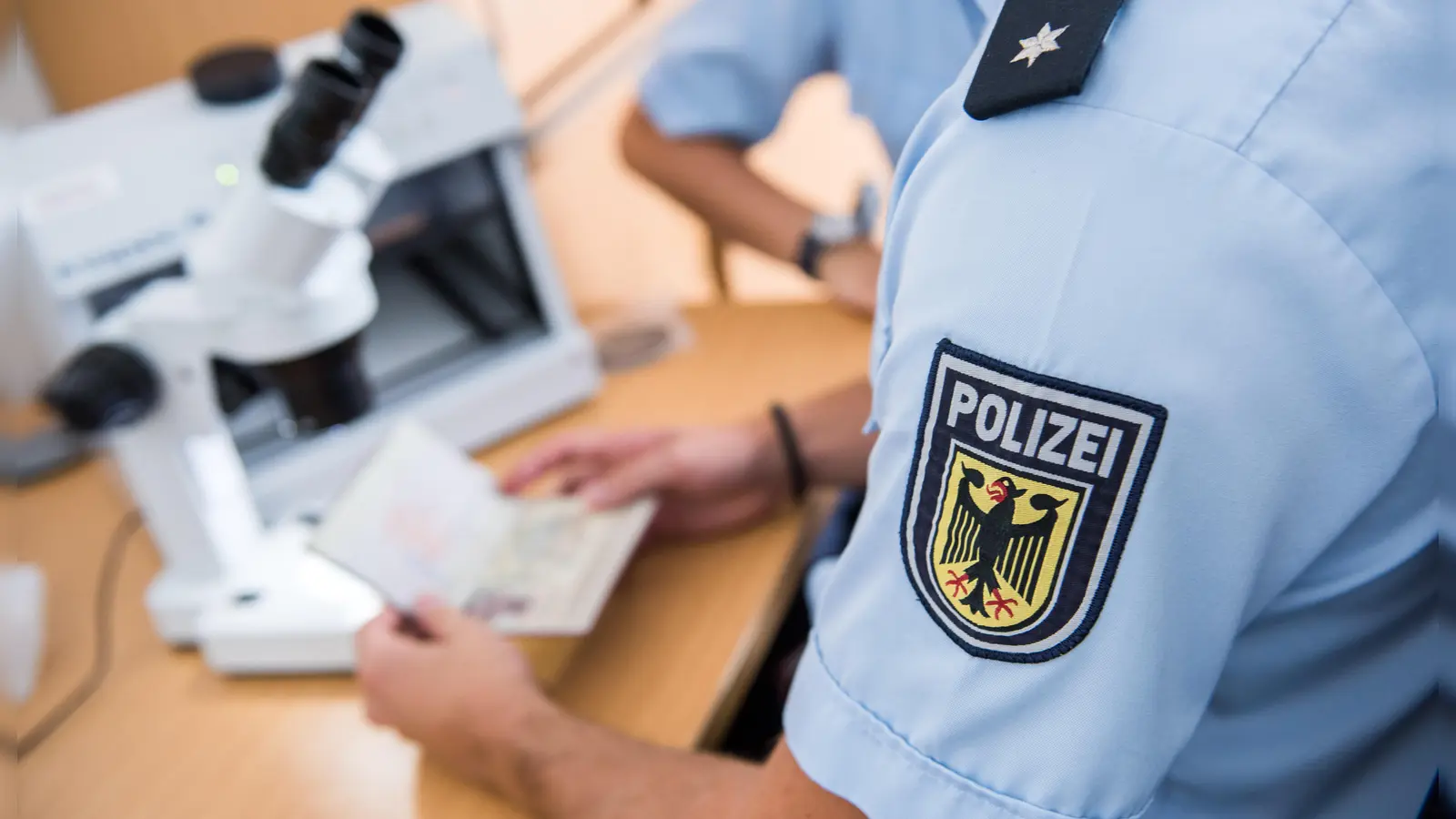 Mit der richtigen Technik kann die Polizei gefälschte Dokumente schnell erkennen. (Foto: Bundespolizei)