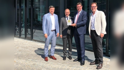 Die Vorsitzenden des Sparkassen-Verwaltungsrats OB Max Gotz, Bürgermeister Heinz Grundner, Landrat Martin Bayerstorfer freuen sich mit Sparkassenvorstand Joachim Sommer über die besondere Auszeichnung (v.l.). (Foto: Sparkasse)
