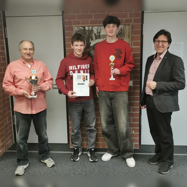 Coach Rupert Prediger, Bruno di Renzo John, Tim&nbsp;Geist und Schulleiter Wolfgang Lanzinger (von links). (Foto: Gymnasium)