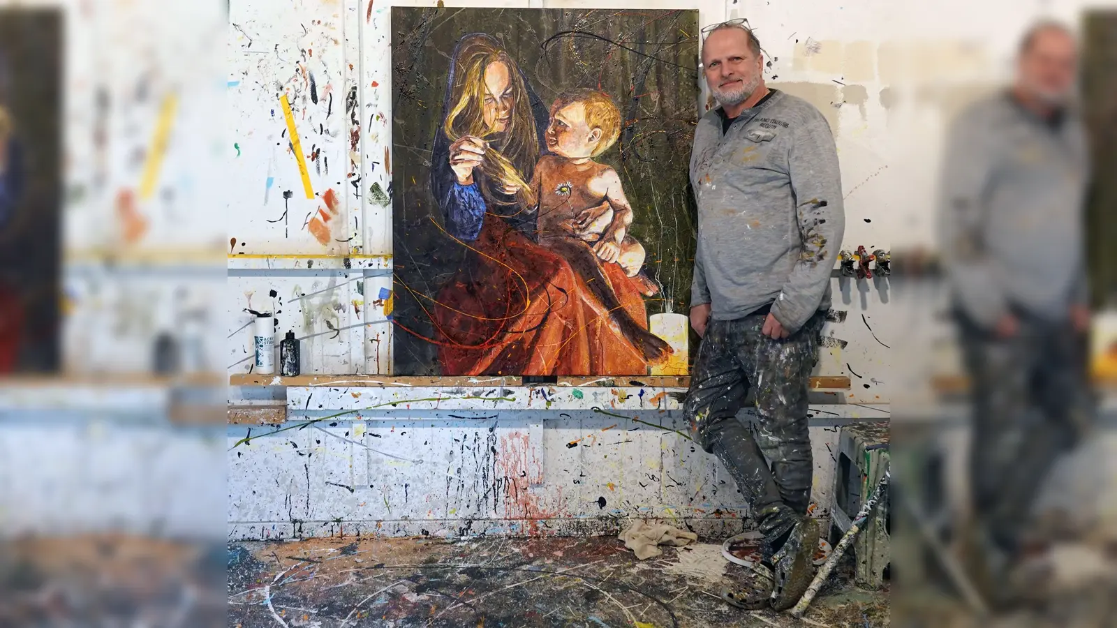 Der Erdinger Künstler Harry S. vor dem noch unvollendeten Bild „bluelight“. (Foto: LRA)