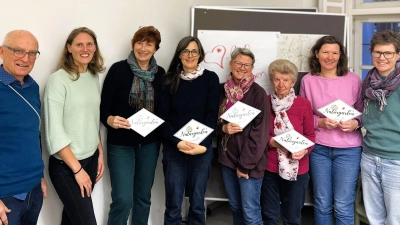 Die Zertifiziererinnen Anja Aigner (2.v.l.) und Mieke Bellingrodt (r.) mit Ludwig Meggendorfer (Nandlstadt), Rike Mahlberg (Nandlstadt), Luise Heine (Rudelzhausen), Sieglinde Hanson (Moosburg), Anita Gmeinwieser (Neufahrn) und Antje Bernd (Zolling). (v.l.)<br>  (Foto: LRA Freising)