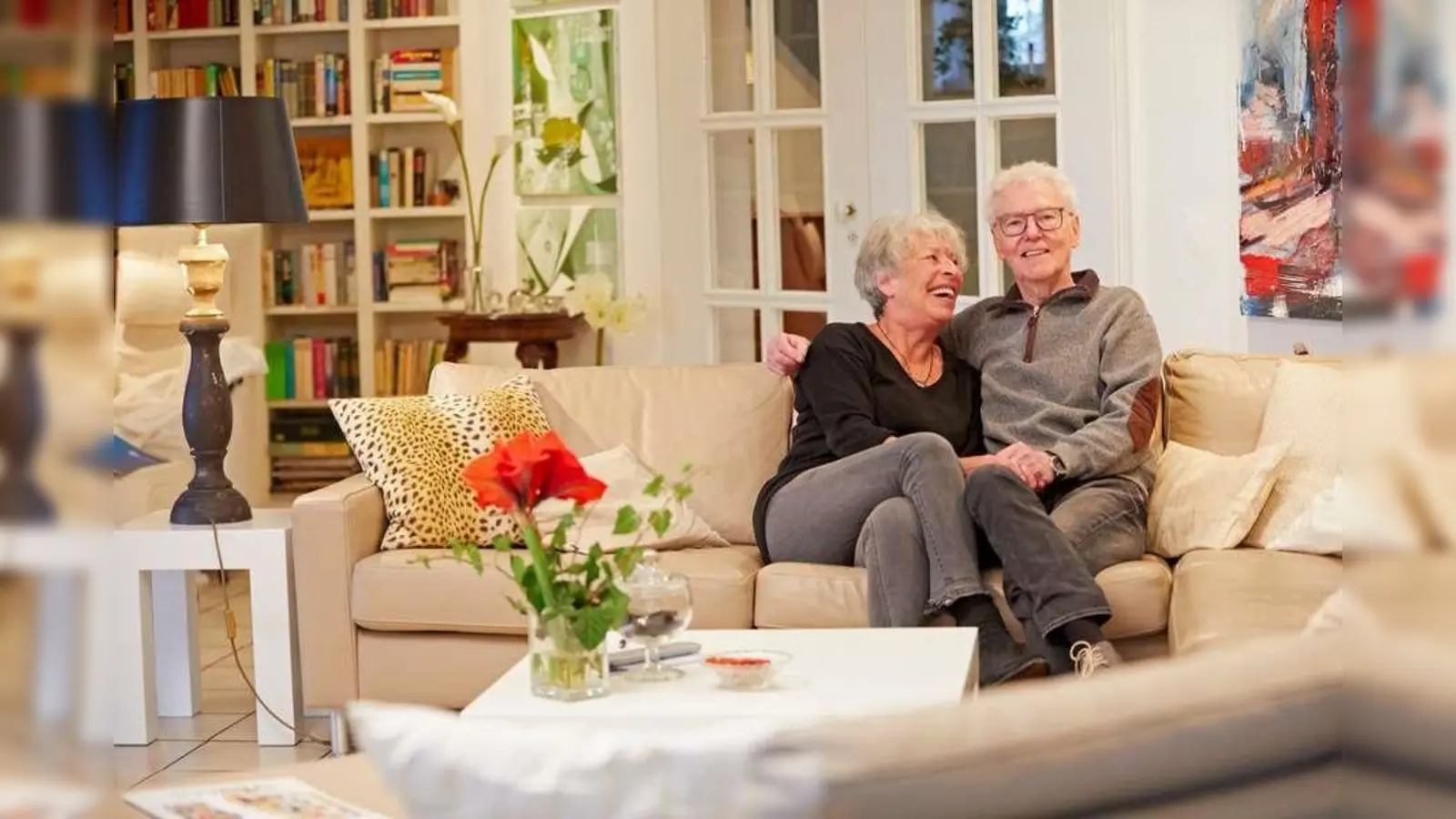 Die monatliche Leibrente und das lebenslange Wohnrecht der Verkäufer werden im Grundbuch abgesichert.<br><br><br> (Foto: djd/Deutsche Leibrenten Grundbesitz AG)