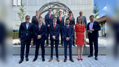 untere Reihe (v.l.): Vorstandsvorsitzender Joachim Sommer, Leon Kröner, Valentin Hellinger, Helidon Bytyqi, Ausbildungsleiterin Claudia Reimann, Vorstandsmitglied Michael Utschneider,<br>obere Reihe (v.l.): Niklas Peter, Jakob Holzner, Dimitris Hoffmann, Felix Weirauch, Vorstandsmitglied Ulrich Sengle (Foto: sbg)