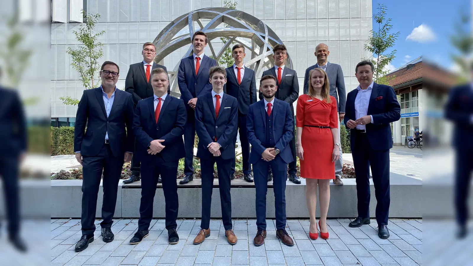 untere Reihe (v.l.): Vorstandsvorsitzender Joachim Sommer, Leon Kröner, Valentin Hellinger, Helidon Bytyqi, Ausbildungsleiterin Claudia Reimann, Vorstandsmitglied Michael Utschneider,<br>obere Reihe (v.l.): Niklas Peter, Jakob Holzner, Dimitris Hoffmann, Felix Weirauch, Vorstandsmitglied Ulrich Sengle (Foto: sbg)