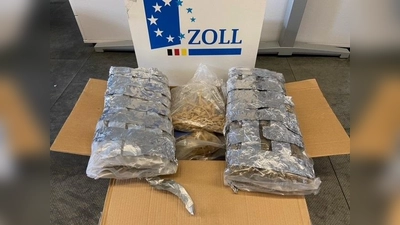 Eine stattliche Menge Marihuana war unter Ginsengwurzeln versteckt in einem Paket verschickt worden. (Foto: Zoll)