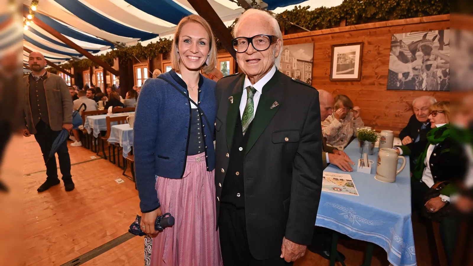 Werner Brombach, Inhaber ERDINGER Weißbräu, begrüßte Magdalena Neuner (links) auf dem Herbstfest.  (Foto: ERDINGER Weißbräu/Frank Hoermann)