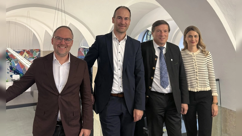Mario Pianka, Sparkassenvorstand Torsten Koch, Oberbürgermeister Max Gotz, Leiterin Stadtmarketing Julia Flötzinger-Wilson. (v.l.) (Foto: Stadt Erding)