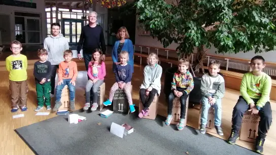 Angeli Wittmann, Rektorin der Grundschule, Peter Hackel, KMS-Schulleiter, und Stefan Bauer (hinten v. re.) freuen sich über die neue Zweigstelle. (Foto: KMS)