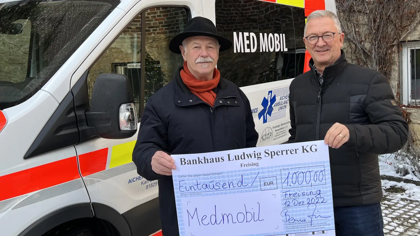 MdL Benno Zierer (l.) bei der Übergabe eines symbolischen Spendenschecks an Dr. Odo Weyerer. Infos auch unter www.das-medmobil.de/spenden/ (Foto: Büro Zierer)
