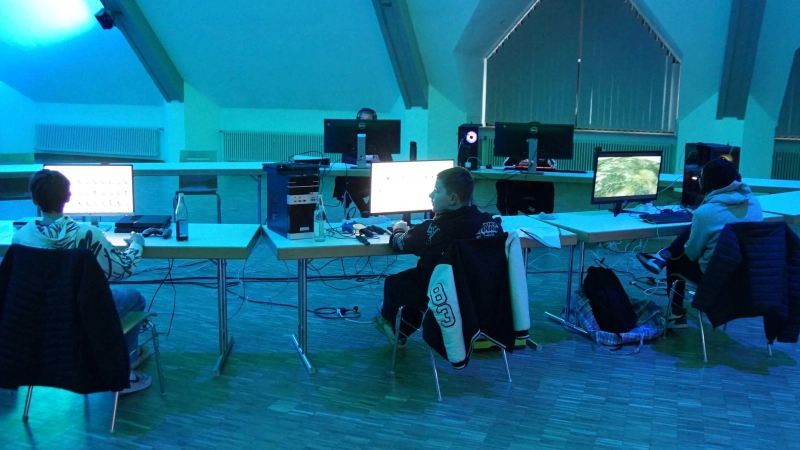 Nicht so viele Jugendliche wie erwartet kamen zur LAN-Party in den Gemeindesaal. Die, die kamen, hatten eine Menge Spaß und tolle Spiele gemeinsam. (Foto: bro)