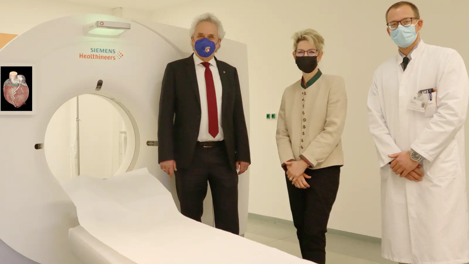 Der Aufsichtsratsvorsitzende des Klinikums, Landrat Helmut Petz, Klinikums-Geschäftsführerin Maren Kreuzer und Assoz. Prof. (Univ. Innsbruck) Dr. Johannes Petersen, Chefarzt der Radiologie, beim neuen CT (v. li.).  (Foto: Klinikum Freising)