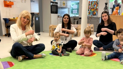 Familienministerin Ulrike Scharf (li.) beim Besuch der Kinderkrippe „Nikolaus“ in Wartenberg. (Foto: StMAS)
