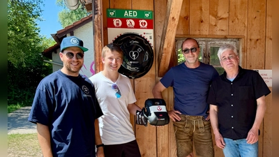 Bei der offiziellen Übergabe des Defis waren Ralf Bogenrieder, Betreiber der Hütte am Waldschwaigsee, Bernard Zeidler von den Chaoscityriders e.V. sowie Lorenz Stabl und Gerhard Mayr vom Verein Leben retten Karlsfeld e.V. vor Ort. (Foto: Chaoscityriders)