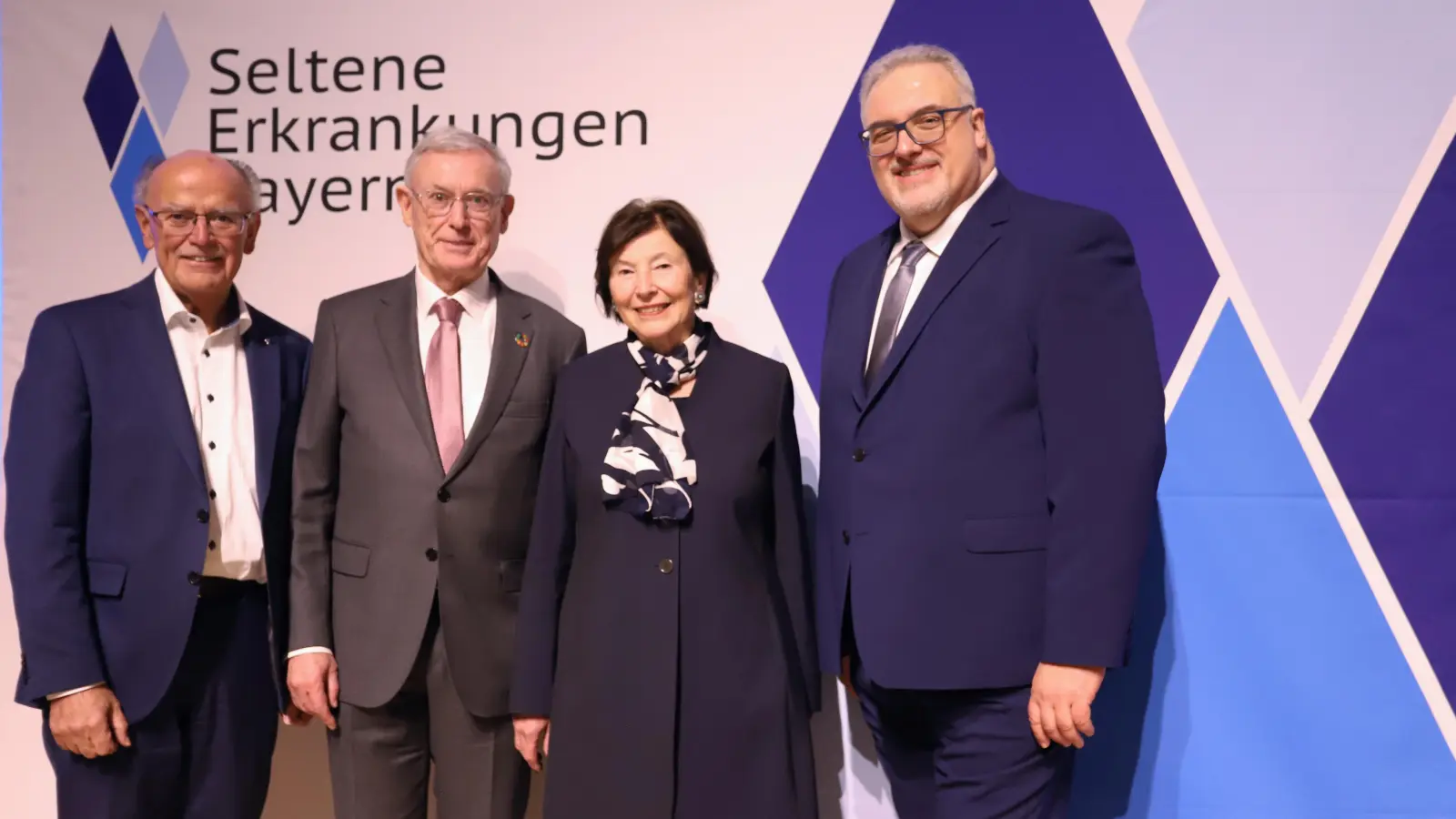 Josef Mederer, damaliger Bezirkstagspräsident von Oberbayern, Prof. Dr. Horst Köhler, Bundespräsident a.D., Eva Luise Köhler, Gründerin der ELHKS und Schirmherrin der SEB-Kampagne sowie Erich Irlstorfer, MdB setzen sich für Menschen mit Seltenen Erkrankungen ein (v.l.) (Foto: Büro Irlstorfer, MdB)