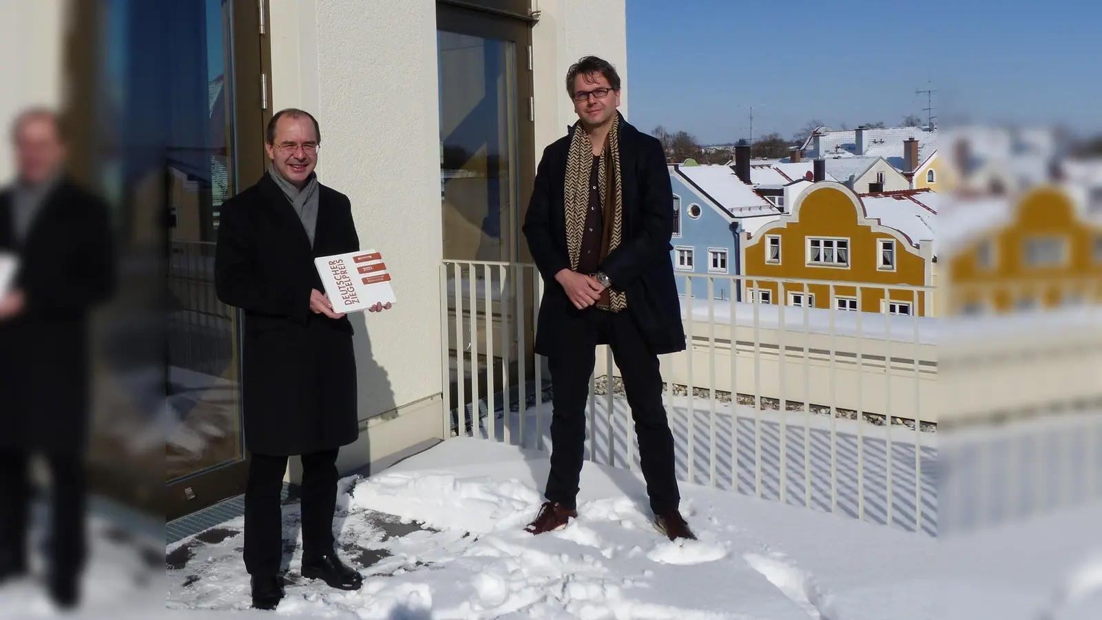 Bürgermeister Heinz Grundner (li.) freut sich mit Architekt Armand Kühne von Diezinger Architekten GmbH über die Auszeichnung. (Foto: Stadt Dorfen)