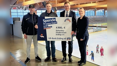 Erdings Eishockeynachwuchs erhielt eine stattliche Spende seitens der VR-Bank. (Foto: VR Bank Erding eG)