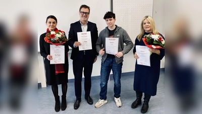 Fachvorständin Wirtschaft Alexandra Veit, Vorstandsvorsitzender Joachim Sommer mit Landkreis-Sieger Devin Schmid und Rektorin Judith Heugel. Nicht im Bild: Landkreis-Siegerin Sophia Egger (v.l.) (Foto: Sparkasse)