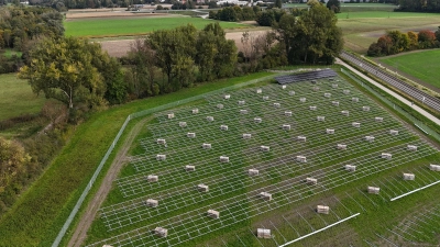 Die Freisinger Stadtwerke errichten zurzeit entlang der Bahnlinie zwischen Freising und Pulling eine Photovoltaik-Freiflächenanlage. (Foto: Stadtwerke Freising)