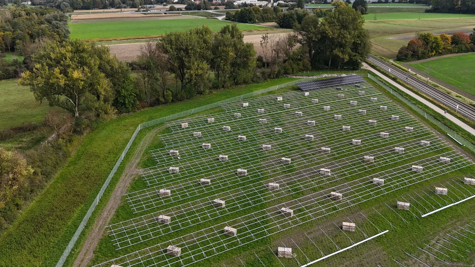 Die Freisinger Stadtwerke errichten zurzeit entlang der Bahnlinie zwischen Freising und Pulling eine Photovoltaik-Freiflächenanlage. (Foto: Stadtwerke Freising)