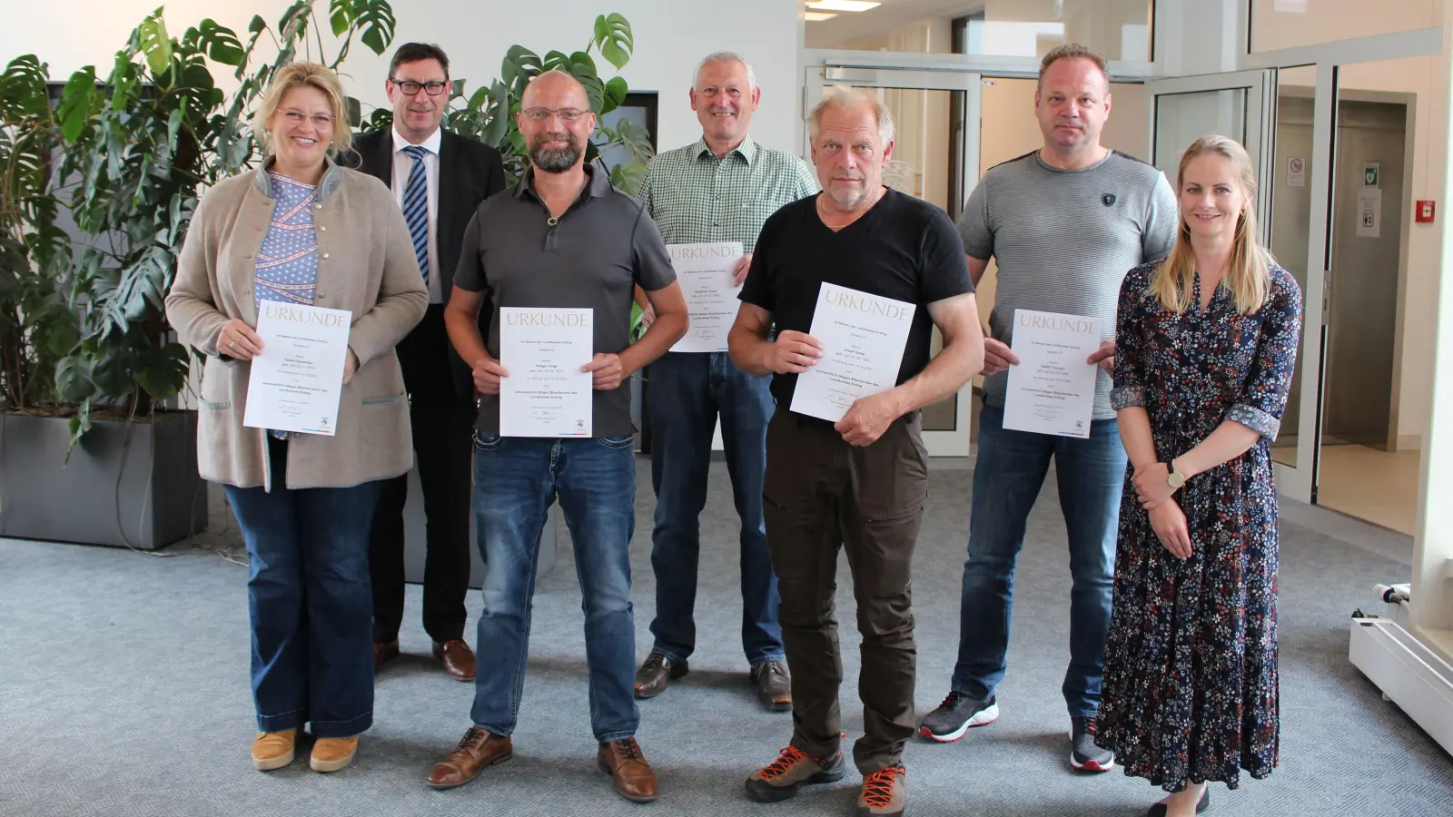 Landrat Bayerstorfer und Mitarbeiterin Stephanie Kirchner mit den neu bestellten Biberberatern. (Foto: LRA)