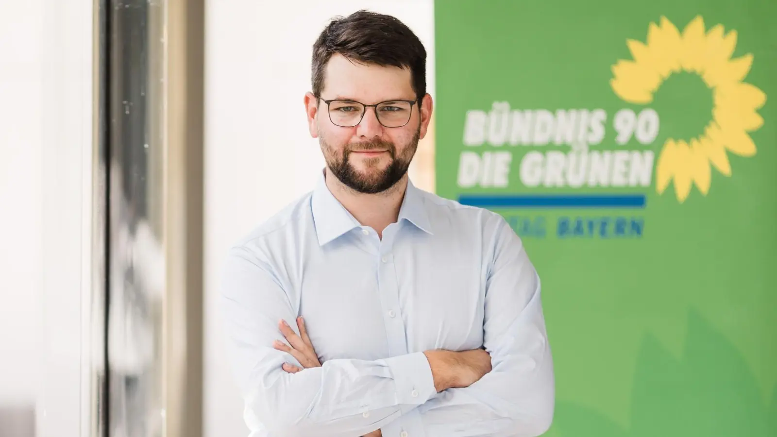 Johannes Becher, MdL, setzt sich für ein Nachtflugverbot nach Amsterdamer Vorbild am Flughafen ein.  (Foto: Kathrin Schierl Fotografie)