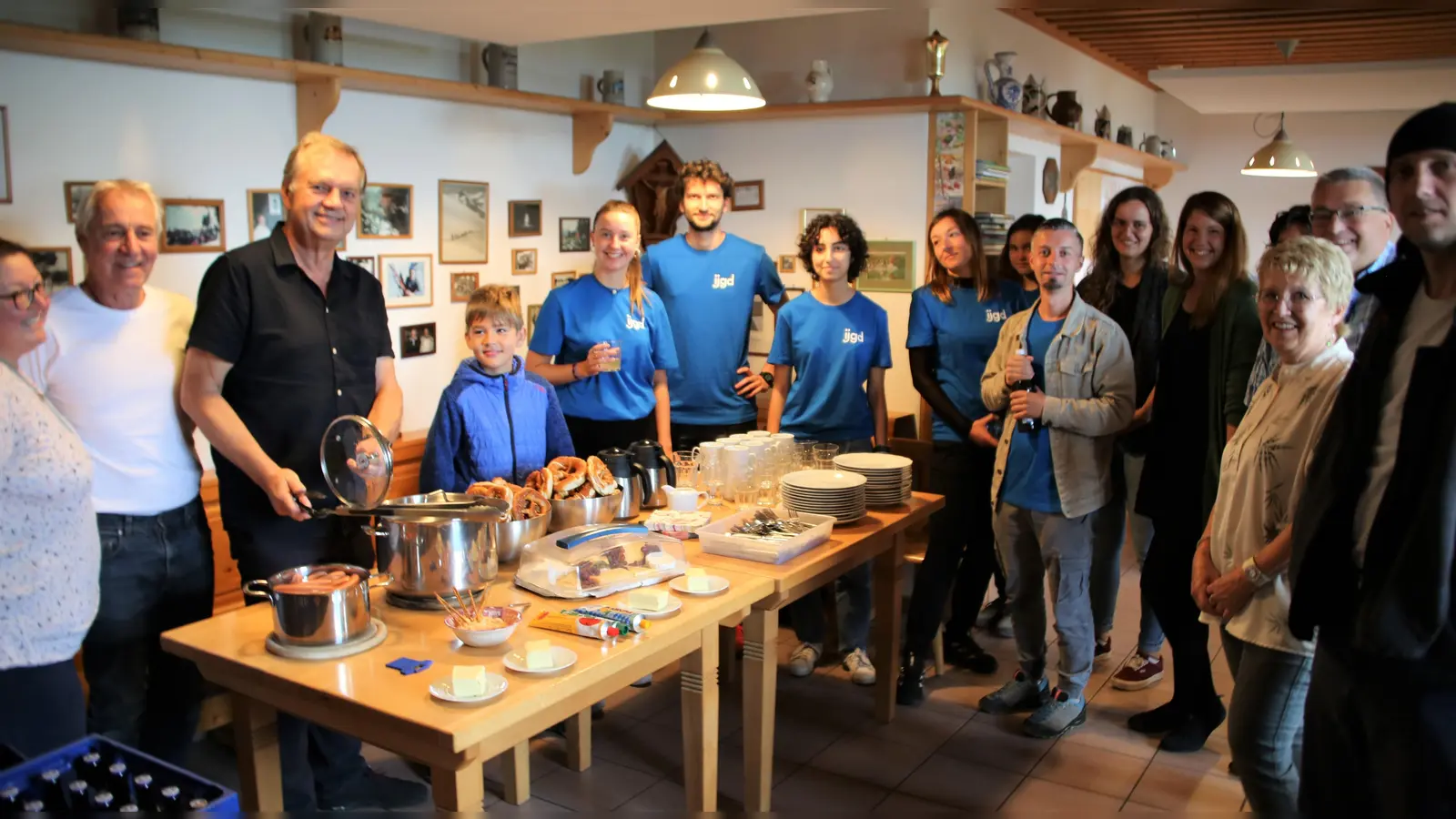 Die Jugendlichen wurden mit Weißwürsten, Wienern, Brezen und Käse begrüßt.<br> (Foto: Landratsamt Freising)