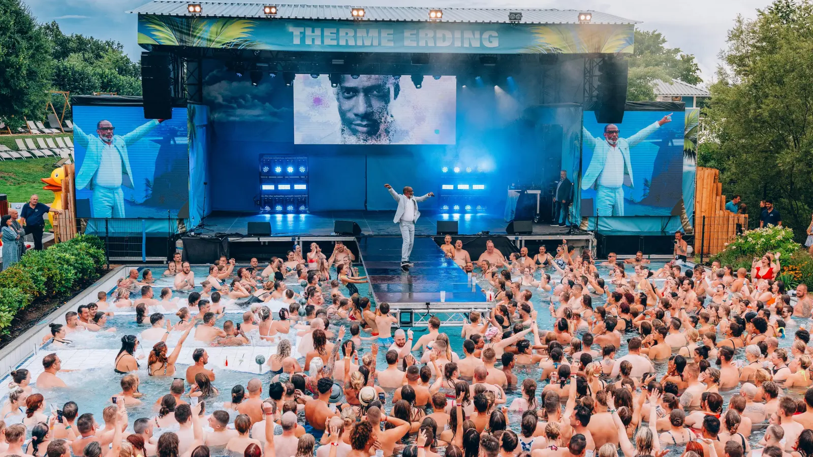 LayZee aka Mr. President brachte die Menge im Becken zum Jubeln. (Foto: Therme Erding)