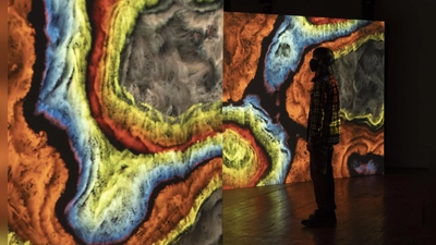 Künstlerisch-spannende Blicke auf physikalische Phänomene bietet die Ausstellung im Schafhof. (Foto: Semiconductor)