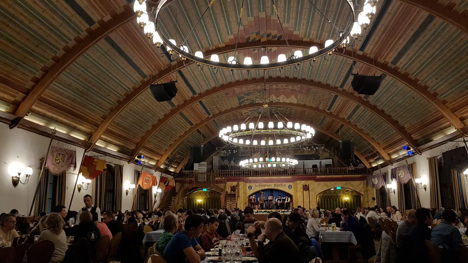 Ein Schritt zurück in die "alte Normalität": Die Sperrstunde in der Gastronomie wird aufgehoben.  (Foto: Stefan Dohl)