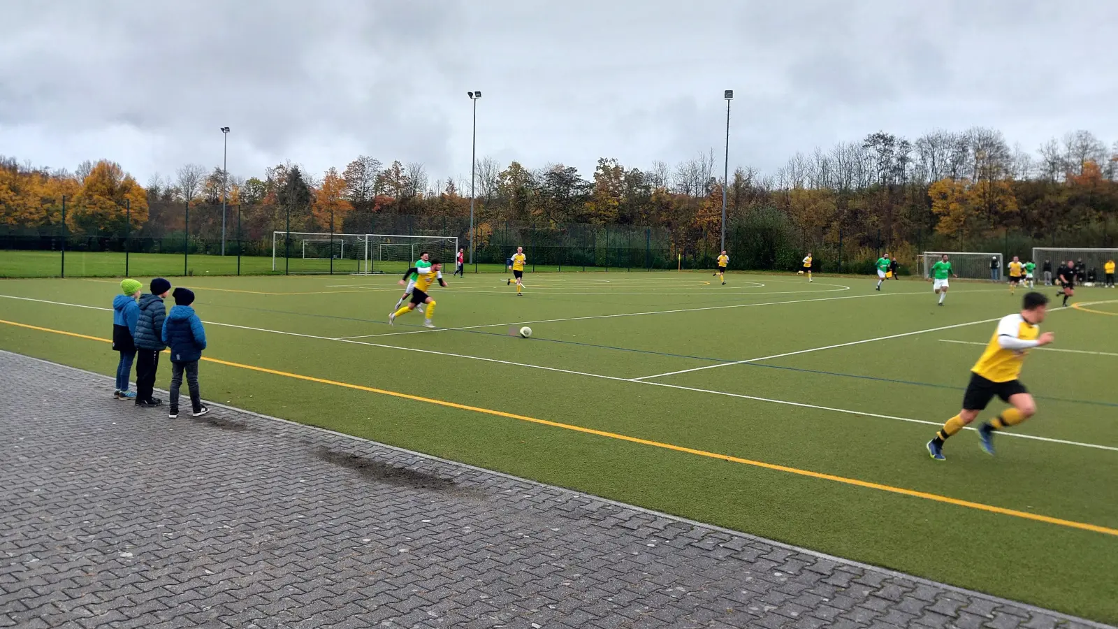 Der SV Walpertskirchen (gelb) behielt auch beim Tabellenletzten FC Fatih Ingolstadt klar die Oberhand. (Foto: bas)