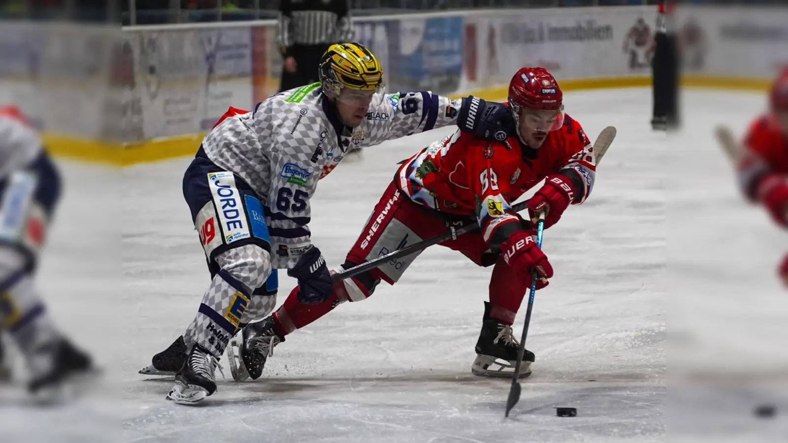 Hier zu sehen der kanadische Stürmer Alex Gagnon (rechts) gegen die River Rats Geretsried, auf die der EHC auch in der Vorbereitung treffen wird. (Foto: smg)