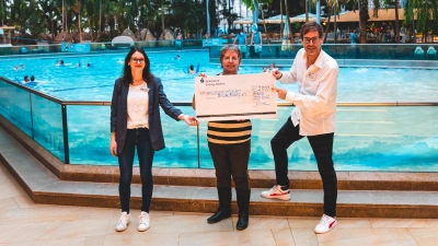 Karolin Götzl (Marketing Assistenz, Therme Erding), Barbara Huber (Geschäftsleitung Brücke Erding e.V., Mi.) und Marcus Maier (Prokurist und Geschäftsleiter, Therme Erding) bei der Übergabe. (Foto: Therme Erding)