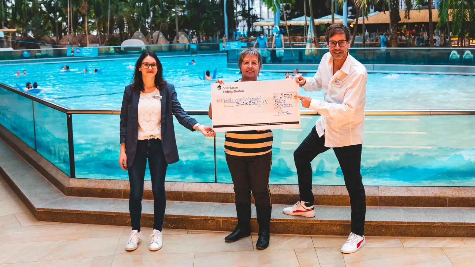 Karolin Götzl (Marketing Assistenz, Therme Erding), Barbara Huber (Geschäftsleitung Brücke Erding e.V., Mi.) und Marcus Maier (Prokurist und Geschäftsleiter, Therme Erding) bei der Übergabe. (Foto: Therme Erding)