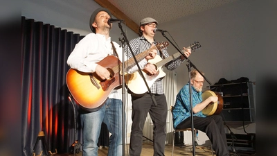 Open Stage-Organisator und Musiker „Kellerbua” (l.) mit den Jungs von „Green Exit”. (Foto: bro)