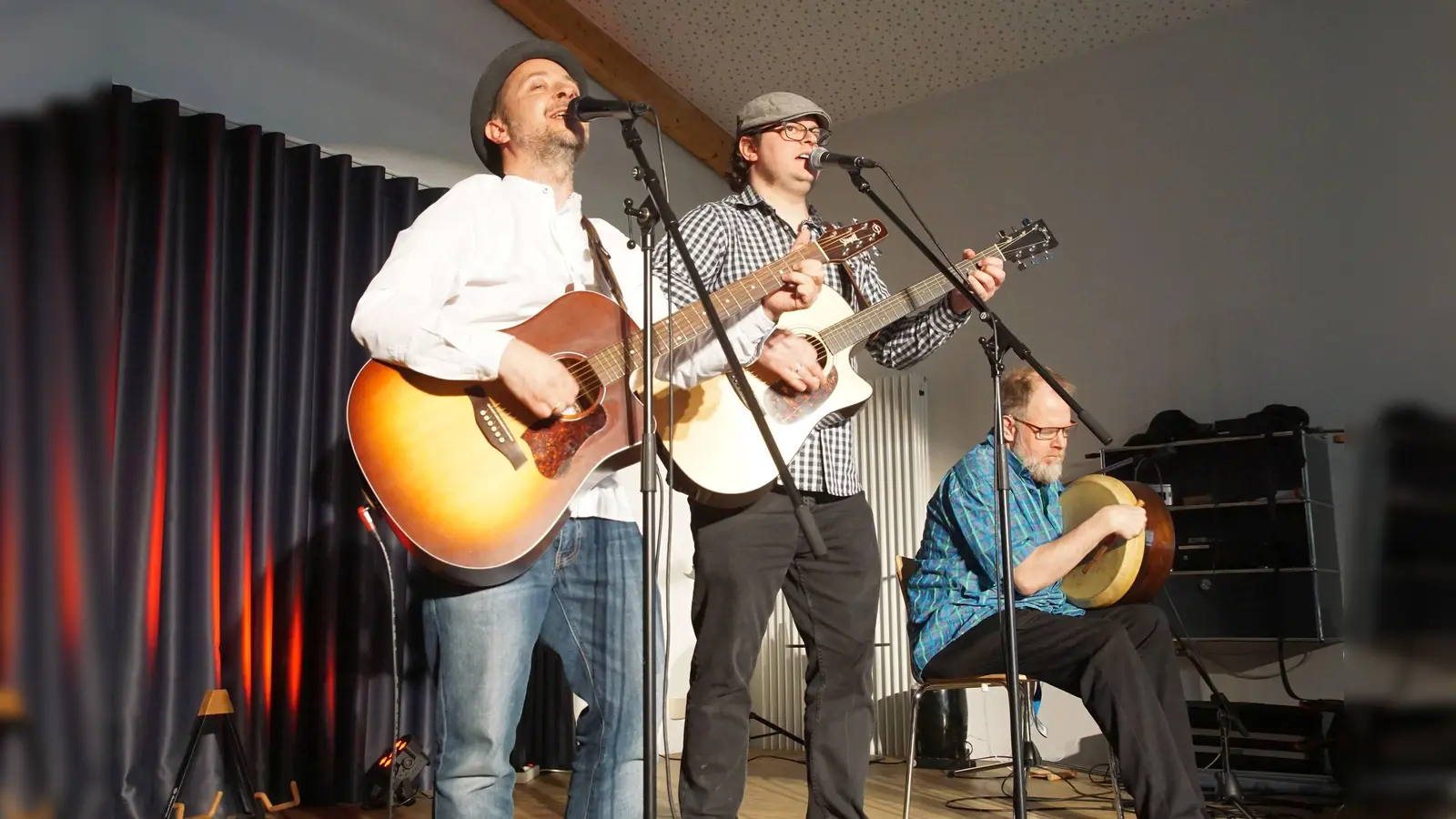 Open Stage-Organisator und Musiker „Kellerbua” (l.) mit den Jungs von „Green Exit”. (Foto: bro)