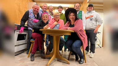 Hinten von links: Spielleiter Lorenz Straßer, Martin Fertl, Manuela Wilhelm, Magdalena Glockshuber, Andrea Brielmair(hinterm Hut), Sebastian Gaigl, Regie Florian Hötscher.<br>Vorne von links: Adelheid März, Maria Gaigl, Andrea Ismair (Foto: Florian Hötscher)