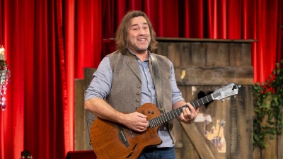 Singt wie ihm der Schnabel gewachsen ist: Roland Hefter. (Foto: Ralf Wilschewski/ © Brettl-Spitzen)