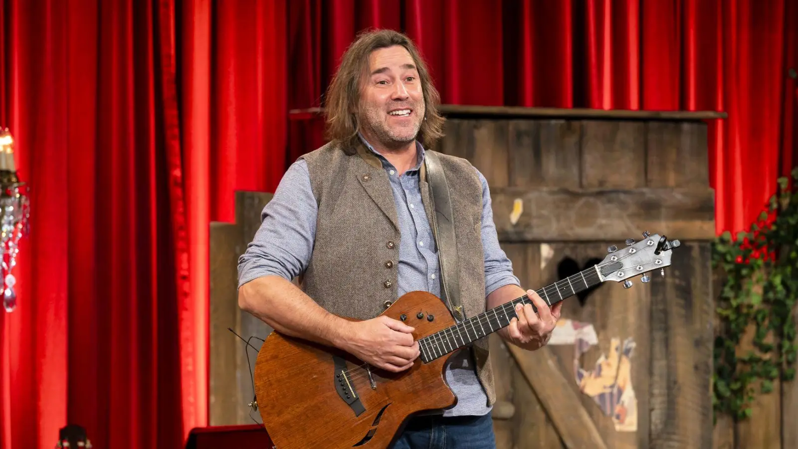 Singt wie ihm der Schnabel gewachsen ist: Roland Hefter. (Foto: Ralf Wilschewski/ © Brettl-Spitzen)