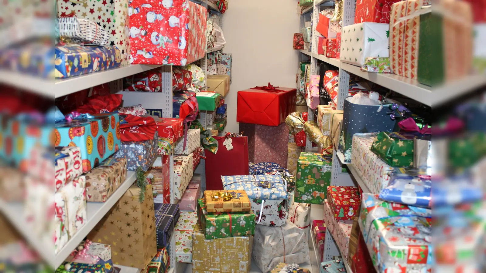 Die Geschenke für die Kinder stapelten sich ... (Foto: Stadt Erding)