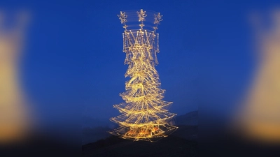 Kreativ auch der Fotograf: Er hat den Gerüstbaum mit der Kamera tanzen lassen. (Foto: Karl-Heinz Wagner)