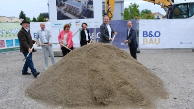 Beim 1. Spatenstich: Klaus Beslmüller (technischer Vorstand WBE gKU), Niko Rinkes (technischer Vorstand WBE gKU), Brigitte Keller (kaufmännischerVorstand WBE gKU), Izabela Fornalczyk (Geschäftsführung B&amp;O), Robert Niedergesäß (Landrat) und Stefan Huber (Klinikleitung). (Foto: LRA Ebersberg)