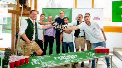 ERDINGER Brauhaus und die BPong-Bundesliga stoßen auf die neue Partnerschaft an. (Foto: ERDINGER)