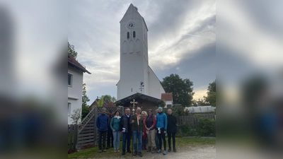 Die Kirche in Rudlfing war diesmal der Startpunkt der Wallfahrt. (Foto: John)