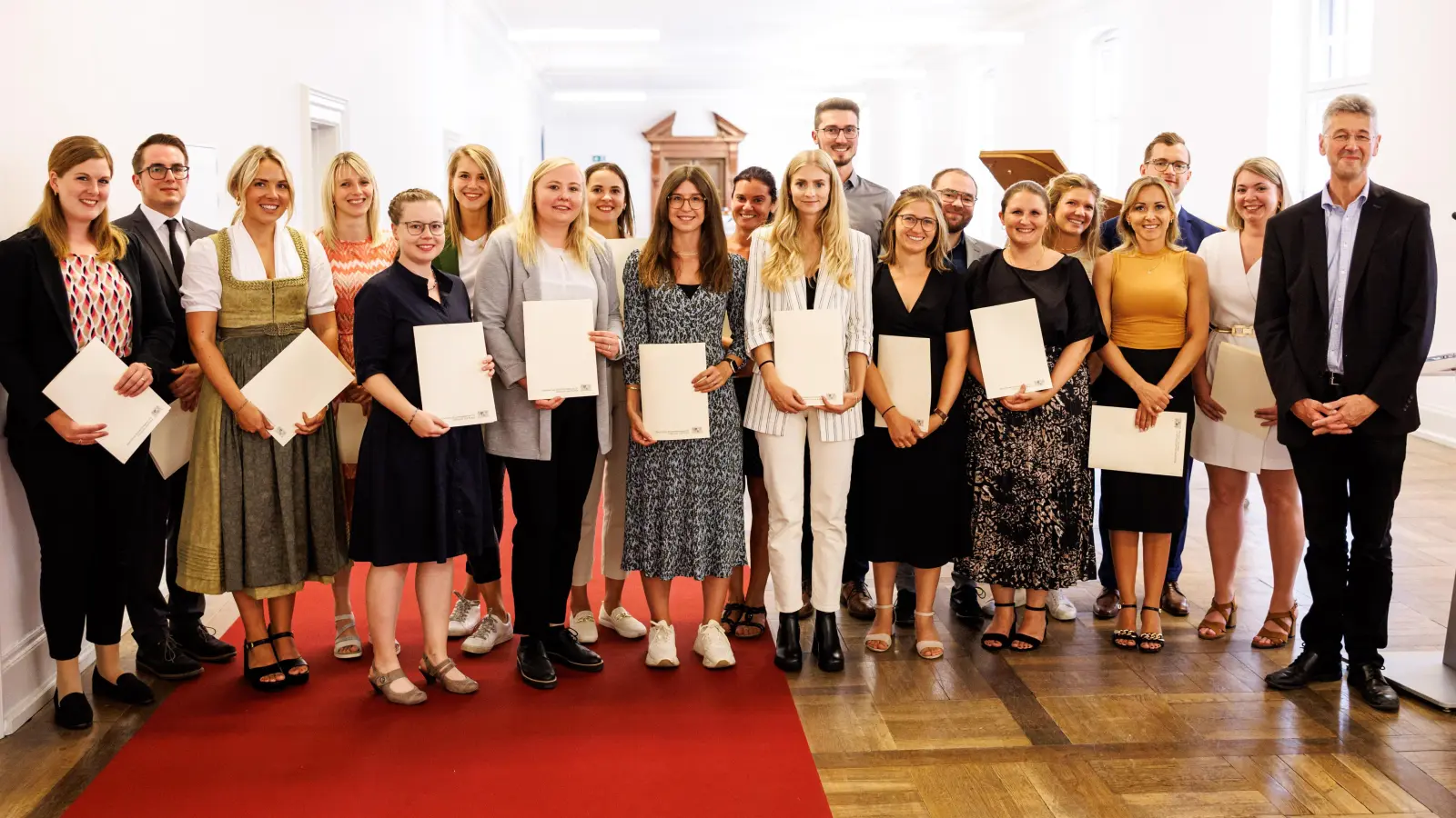 Kultusminister Michael Piazolo (rechts) ehrte die besten Absolventen für die Lehrämter. (Foto: Matthias Balk/Bayerisches Staatsministerium für Unterricht und Kultus)
